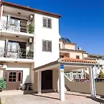 Wohnung In Pula Mit Terrasse, Grill Und Garten