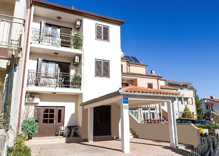 Wohnung In Pula Mit Terrasse, Grill Und Garten